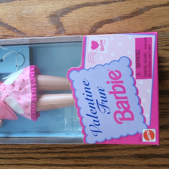 Mattel Special Edition Valentine Fun Barbie - Picture 3 of 4